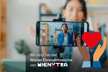 Frau filmt sich mit der Handy Kamera